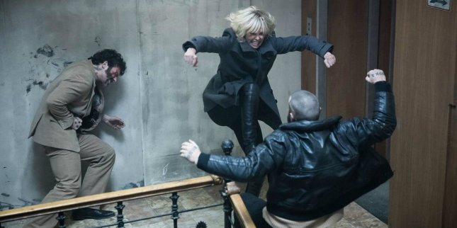 Atomic-Blonde-Charlize-Theron-Stairwell-Fight